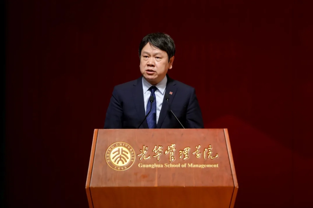 谦卑的头脑者丨北大K8官网院长刘俏2024年开学仪式致辞
